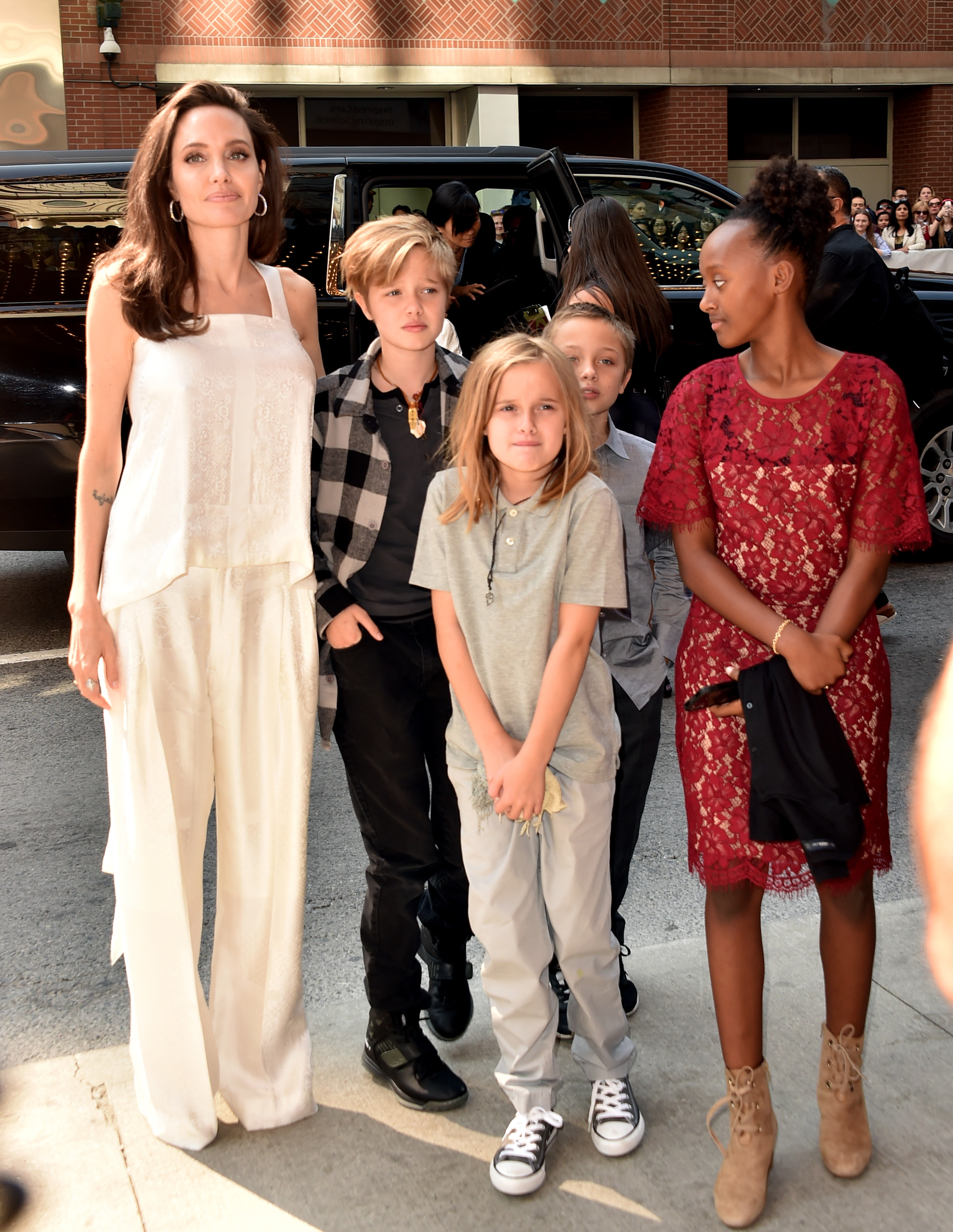 Джоли направи и друга изява, отново с децата си, по време на филмовия фестивал в Торонто. Тя събра погледите на всички с бял тоалет, когато посети премиерата на филмаThe Breadwinner.