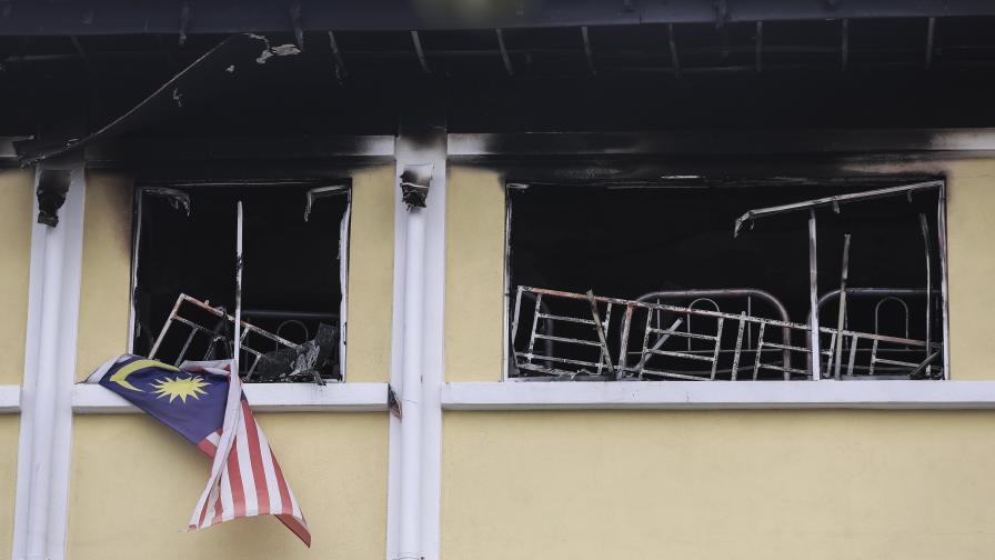 25 души загинаха при пожар в ислямско училище