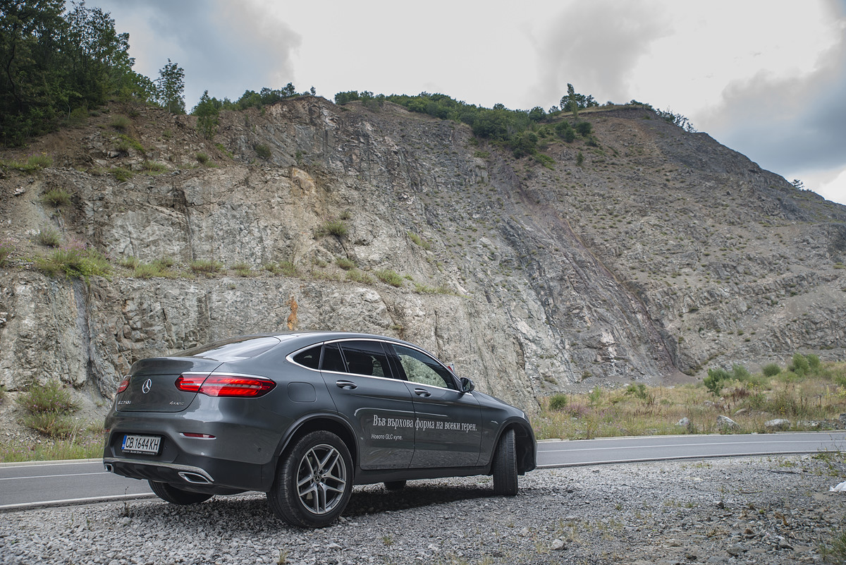 Приликите с големия GLE Coupe са тук, но за щастие разликите са повече. По-големият модел определено предизвиква двуполюсни мнения, докато при GLC Coupe размерите и дизайнът си пасват отлично, което неутрализира биполярността на мненията, предизвикващ GLE Coupe.