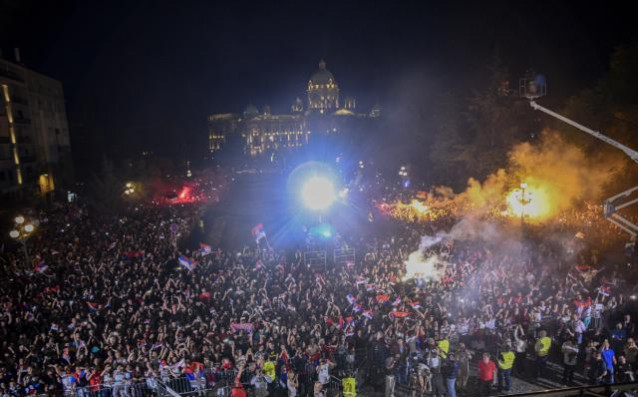 Над 20 000 сръбски запалянковци се събраха в центъра на