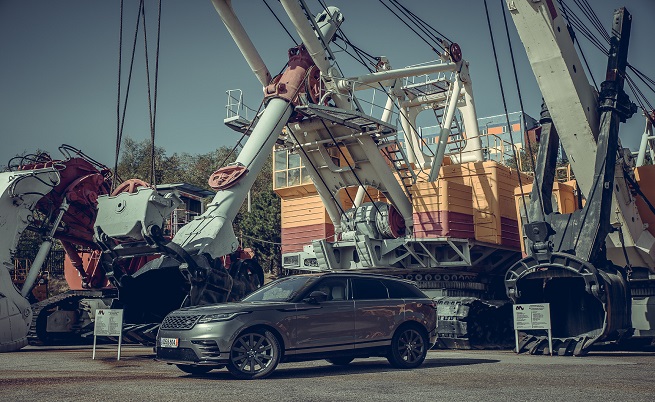  Stop & Go: 350х325мм: диаметърът на предните и задните спирачни дискове; 650 мм: оптималната дълбочина на прегазване (въздушно окачване); 251 мм: офроуд пътен луфт с въздушно окачване; 2500 кг: прикачен товар; 673 л: рекорден за класа размер на багажника; 1600 W: мощността на аудио системата Meridian с 23 високоговорителя в най-най-най наточената версия. 