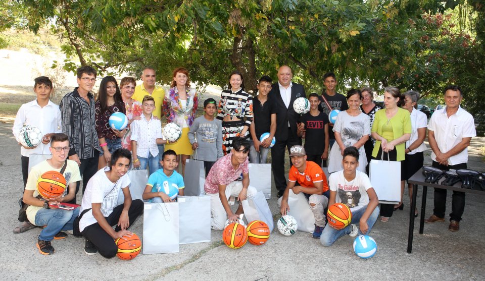 Министър Кралев зарадва деца лишени от родителски грижи1