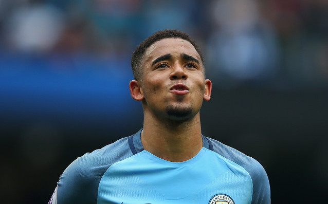 Феновете на Манчестър Сити бяха застинали в тягостно очакване около