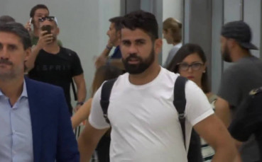 Диего Коста на плажа с бира в ръка, в разгара на сезона