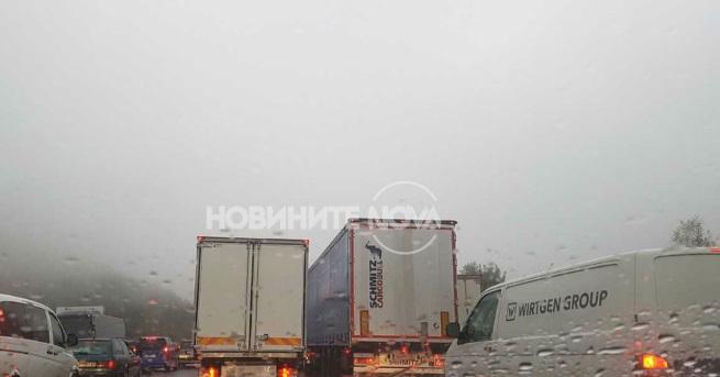Катастрофа блокира движението в участък от магистрала Хемус Инцидентът е