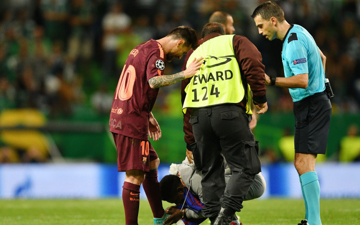 Фен сбъдна мечтата си и целуна обувката на Меси