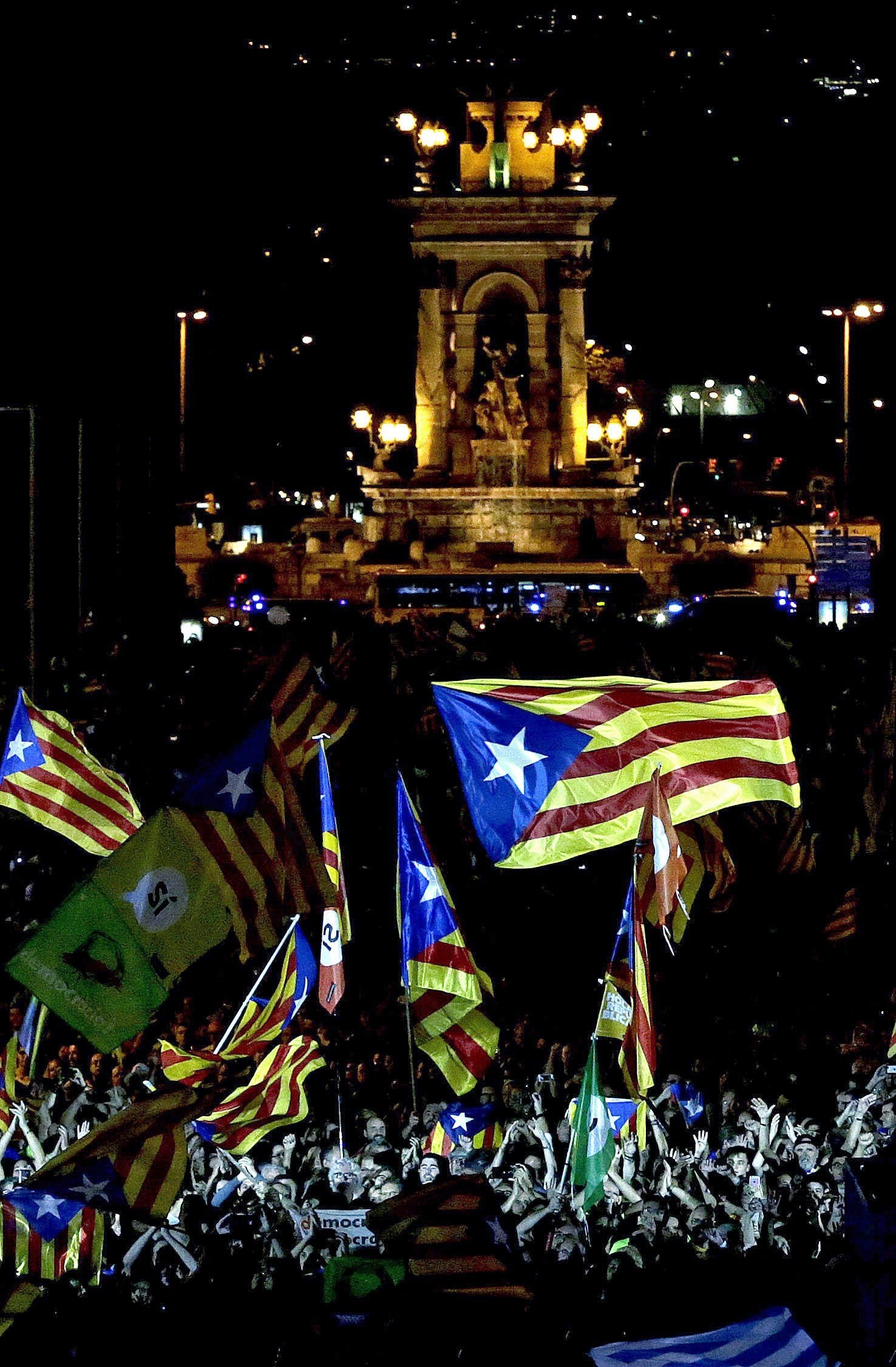 От съдебни битки до шумни улични демонстрации - борбата за провеждането на референдум за независимост в Каталуния е безмилостно жестока. Кулминацията трябва да е в неделя, за когато е насрочено допитването, въпреки опитите на правителството да осуети гласуването.