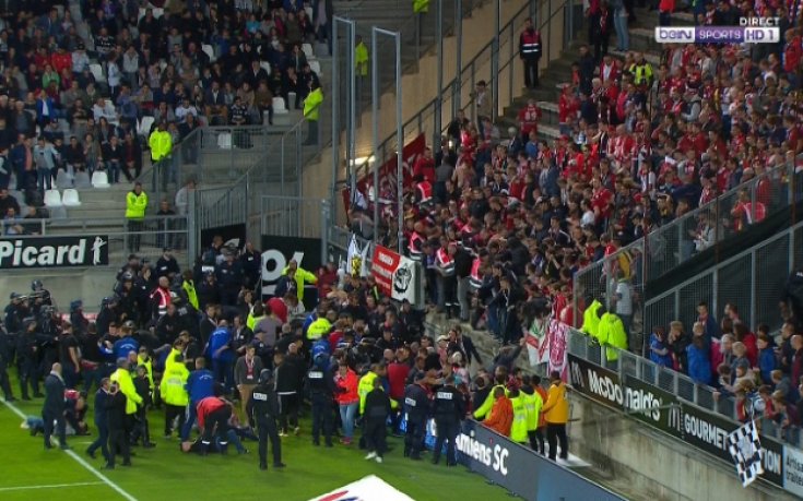 Сектор във Франция поддаде, прекратиха мач в Лига 1