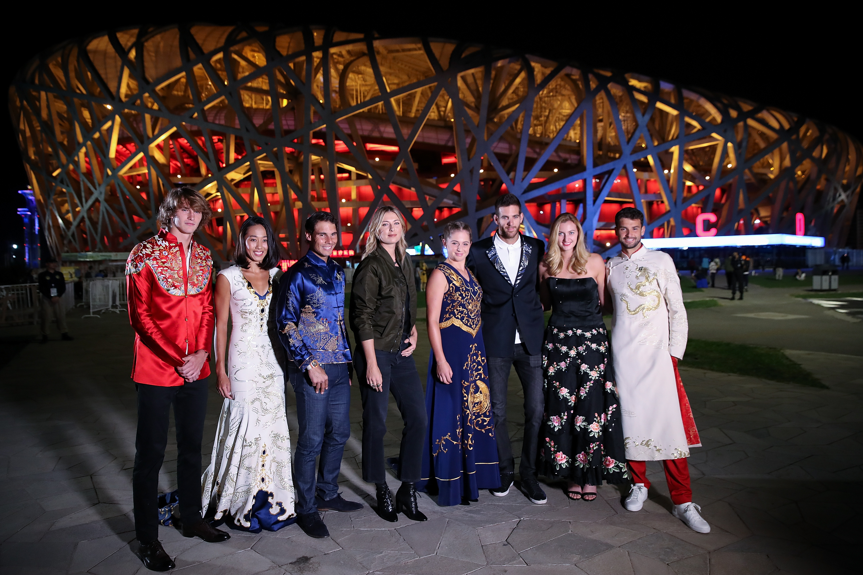  И в отдалечен Пекин не останаха равнодушни на чара на Димитров и още преди старта на шампионата от АТП 500 там му връчиха премия - за най-добре облечен на галата на играчите. 