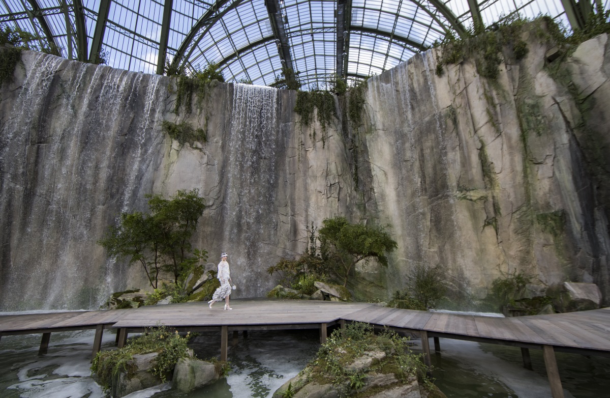 Карл Лагерфелд украси изложбената зала Гран пале с водопад за ревюто си през последния ден на Парижката седмица на модата. Манекенките преминаха по подиума добре защитени - с прозрачни найлонови ботуши над коленете, наметала и ръкавици.