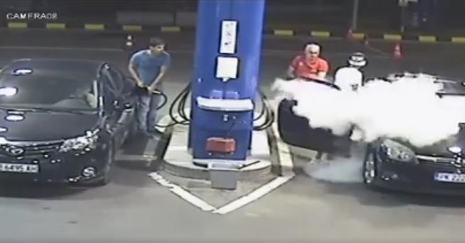 Клип в който мъж изгаси цигара на бензиностанция край София