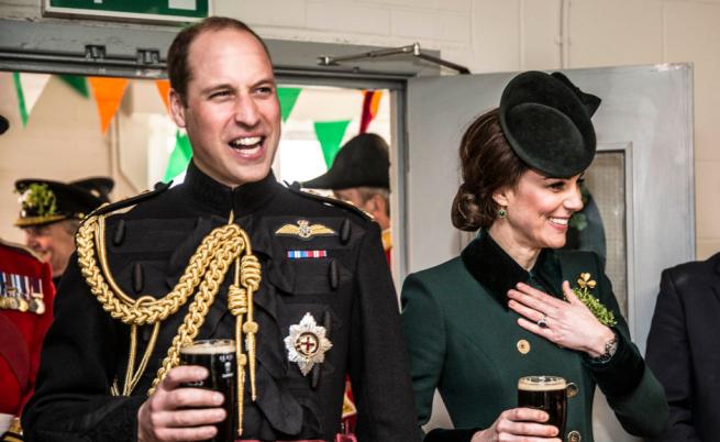  Принц Уилям и Катрин, херцогиня на Кембридж, пробват чаша от може би най-известния стаут в света - Guinness, 2017. 