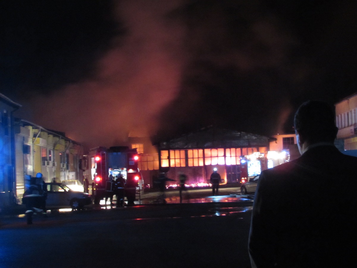 Голям пожар избухна тази нощ в Русе. Горели са складове и производствени помещения, автосервиз и дърводелски цех. Борбата за овладяване на огъня продължи повече от три часа. За щастие няма пострадали хора.