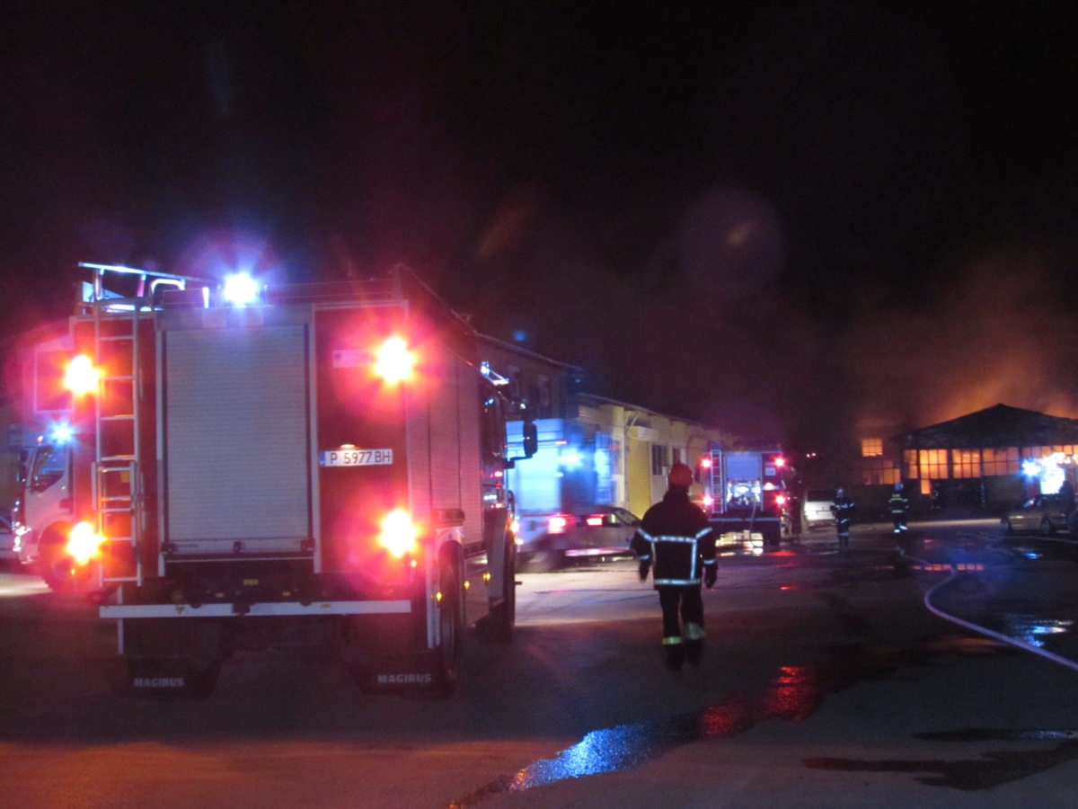 Голям пожар избухна тази нощ в Русе. Горели са складове и производствени помещения, автосервиз и дърводелски цех. Борбата за овладяване на огъня продължи повече от три часа. За щастие няма пострадали хора.