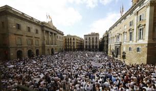 Хиляди в бяло в Испания, компании напускат Каталуния