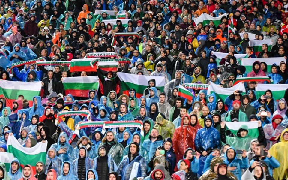 Мощна подкрепа за България, море от родни фенове залива 