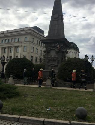  Близо час чиновници на реда са уговаряли момчето да слезе. 