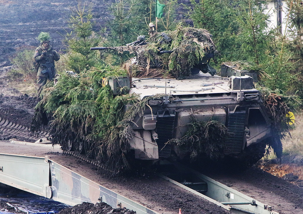 Ежегодно учение на германския Бундесвер в Берген, Северна Германия. От 5 до 13 октомври германските части на Бундесвера и звената на съюзнически сили практикуват различни сценарии по време на т. нар. "Informationslehruebung" (ILUE 2017)