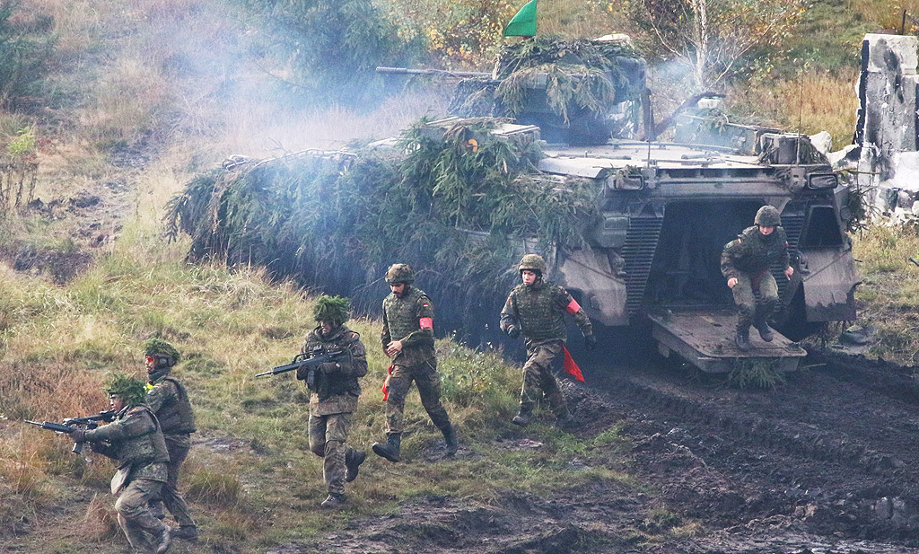 Ежегодно учение на германския Бундесвер в Берген, Северна Германия. От 5 до 13 октомври германските части на Бундесвера и звената на съюзнически сили практикуват различни сценарии по време на т. нар. "Informationslehruebung" (ILUE 2017)