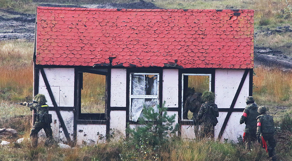 Ежегодно учение на германския Бундесвер в Берген, Северна Германия. От 5 до 13 октомври германските части на Бундесвера и звената на съюзнически сили практикуват различни сценарии по време на т. нар. "Informationslehruebung" (ILUE 2017)