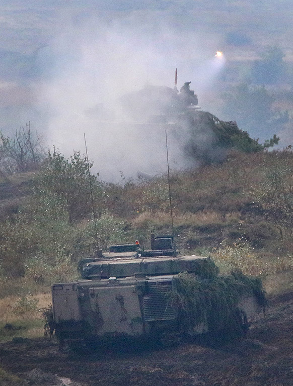 Ежегодно учение на германския Бундесвер в Берген, Северна Германия. От 5 до 13 октомври германските части на Бундесвера и звената на съюзнически сили практикуват различни сценарии по време на т. нар. "Informationslehruebung" (ILUE 2017)