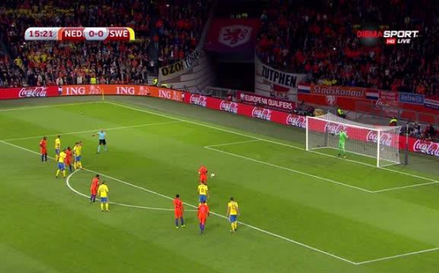 Холандия поведе с 1:0 срещу Швеция в мача от група