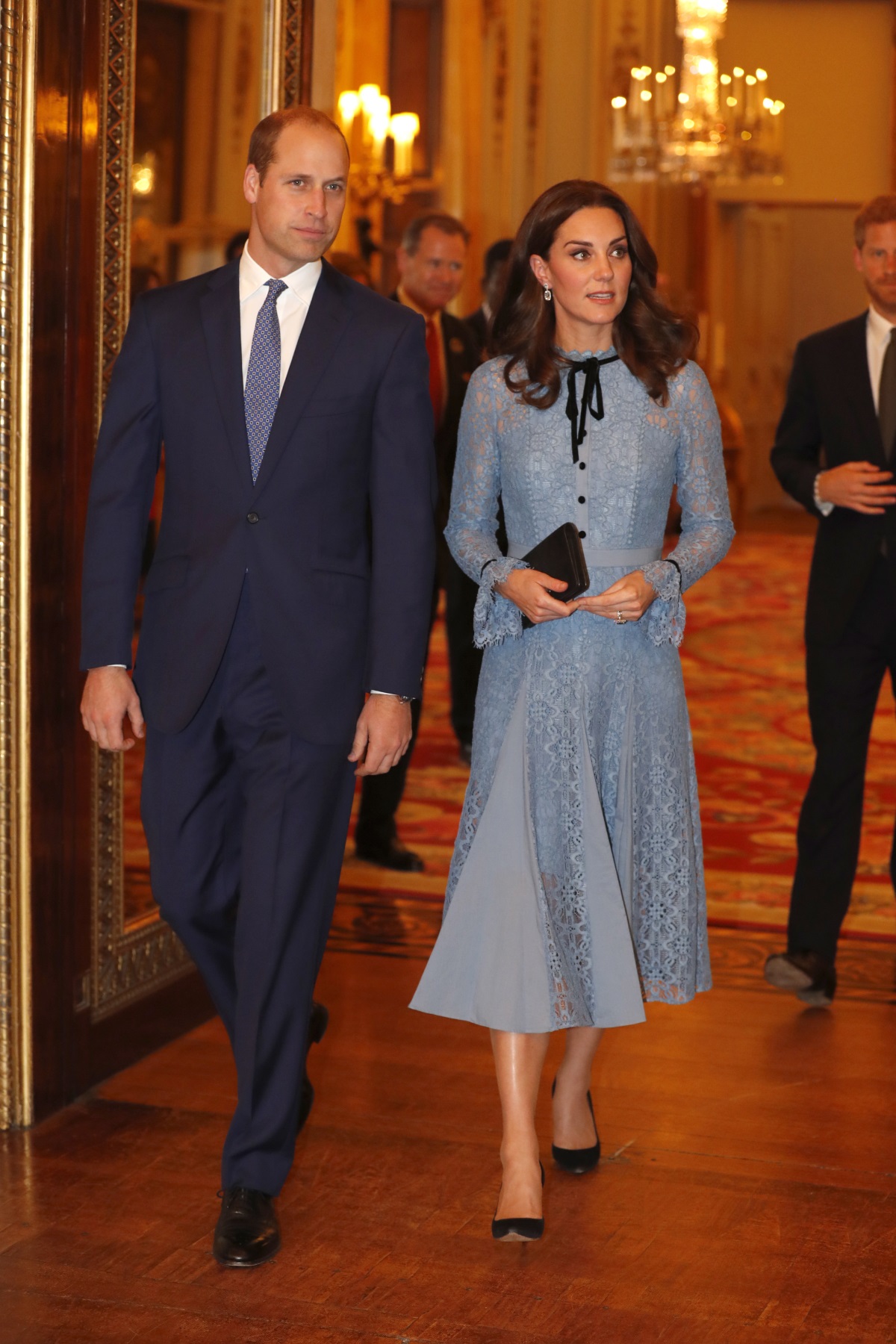 Модните стилисти и критици определят облеклото на Кейт като "типично британско".
