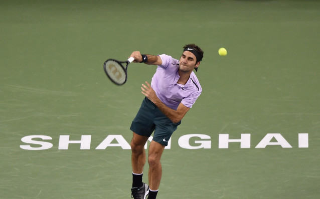 Шампионът през 2014 година Роджър Федерер стартира с победа на