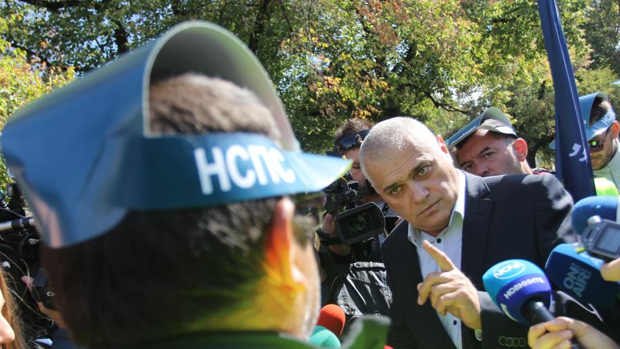 Валентин Радев говори с протестиращ пожарникар