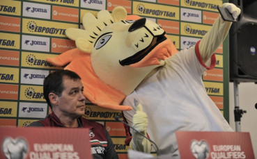 Националите може да останат без селекционер за месеци