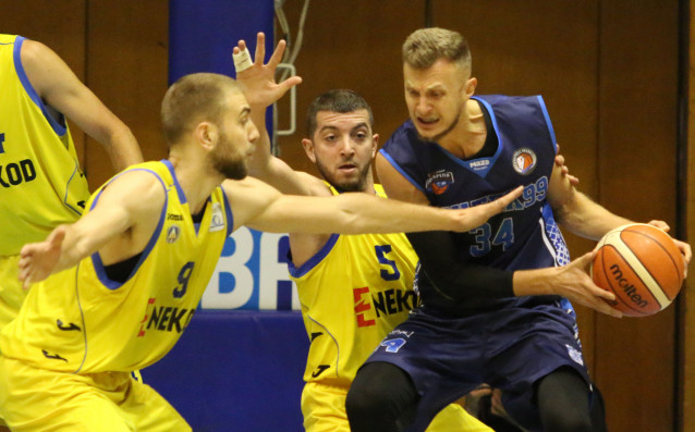 Отборът на Академик Бултекс 99 обърна Левски в София с