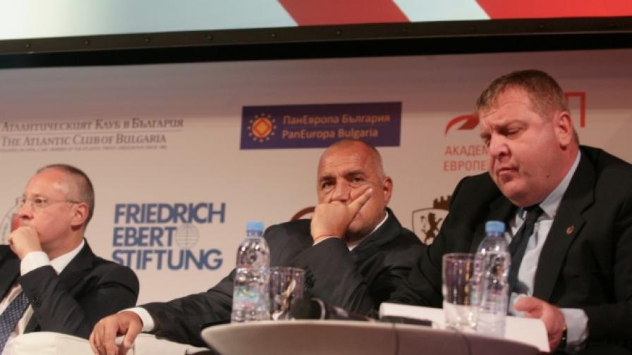 Премиерът Бойко Борисов, министърът на отбраната Красимир Каракачанов и лидерът на ПЕС Сергей Станишев по време на форума