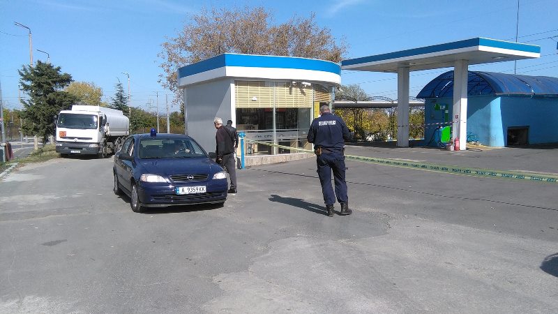 Междувременно служители на ГДБОП, Икономическа полиция и Агенция „Митници” запечатаха бензиностанция в ж.к. „Меден рудник”