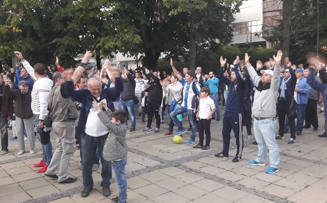 Над 1200 спартаклии се събраха пред сградата на Общината във