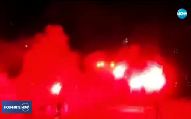 Над 1000 футболни фенове блокираха центъра на Варна Те протестират