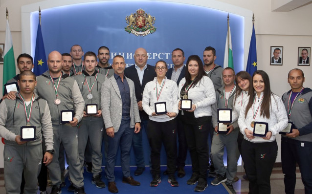 Министърът на младежта и спорта Красен Кралев връчи почетни плакети
