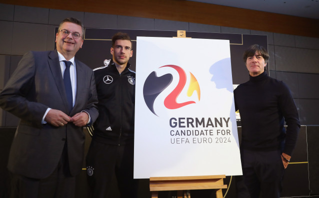 Данъчната служба в Германия изисква 19 2 милиона евро от Немския футболен съюз DFB съобщава Reuters Според