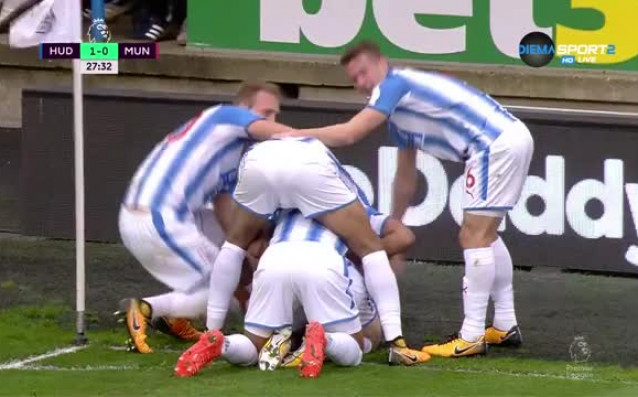 Новакът във Висшата лига Хъдърсфийлд изненадващо нанесе първия удар в