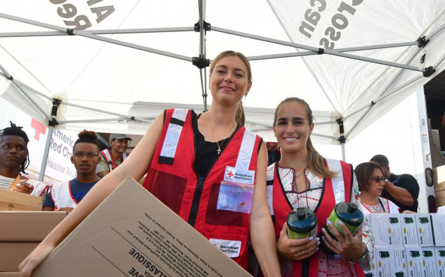 Руската тенис звезда Мария Шарапова се включи дейно в раздаването