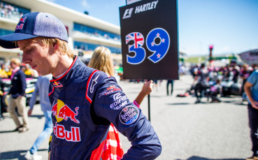 Брендън Хартли ще кара за Торо Росо до края на сезона