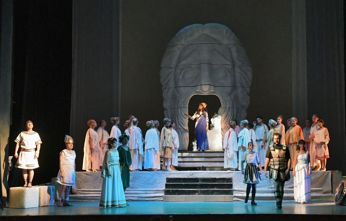 Тази рядко поставяна у нас оперета ще има своята премиера на 28 октомври (събота) от 19 ч. и на 29-ти (неделя) от 17 ч. в Музикалния театър. Малцина знаят, че с именно тази оперета канканът добива своята популярност преди цели 160 години.