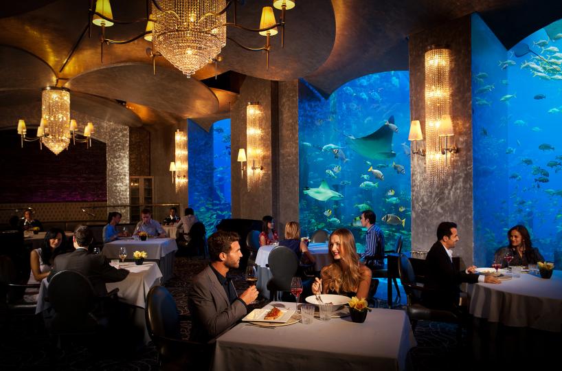 <p><strong>Ossiano, хотел Atlantis The Palm, Дубай</strong></p>

<p>Подводният ресторант на хотел Atlantis The Palm, Ossiano, предлага на своите клиенти романтична обстановка сред обитателите на морското дъно. Тук можете да се насладите на вкусни морски специалитети и интернационална кухня в спокойна обстановка.</p>

<p>Трябва да сте облечени елегантно и задължително да си направите предварителна резервация през сайта на хотела, при това поне две-три седмици преди желаната дата. Ако сте с деца под десет години, ще трябва да се откажете от мероприятието или да намерите на кого да ги поверите за няколко часа.</p>