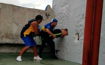 Сюрреалистично: Фен на Бока остана заклещен в дупка на  “Ла Бонбонера“