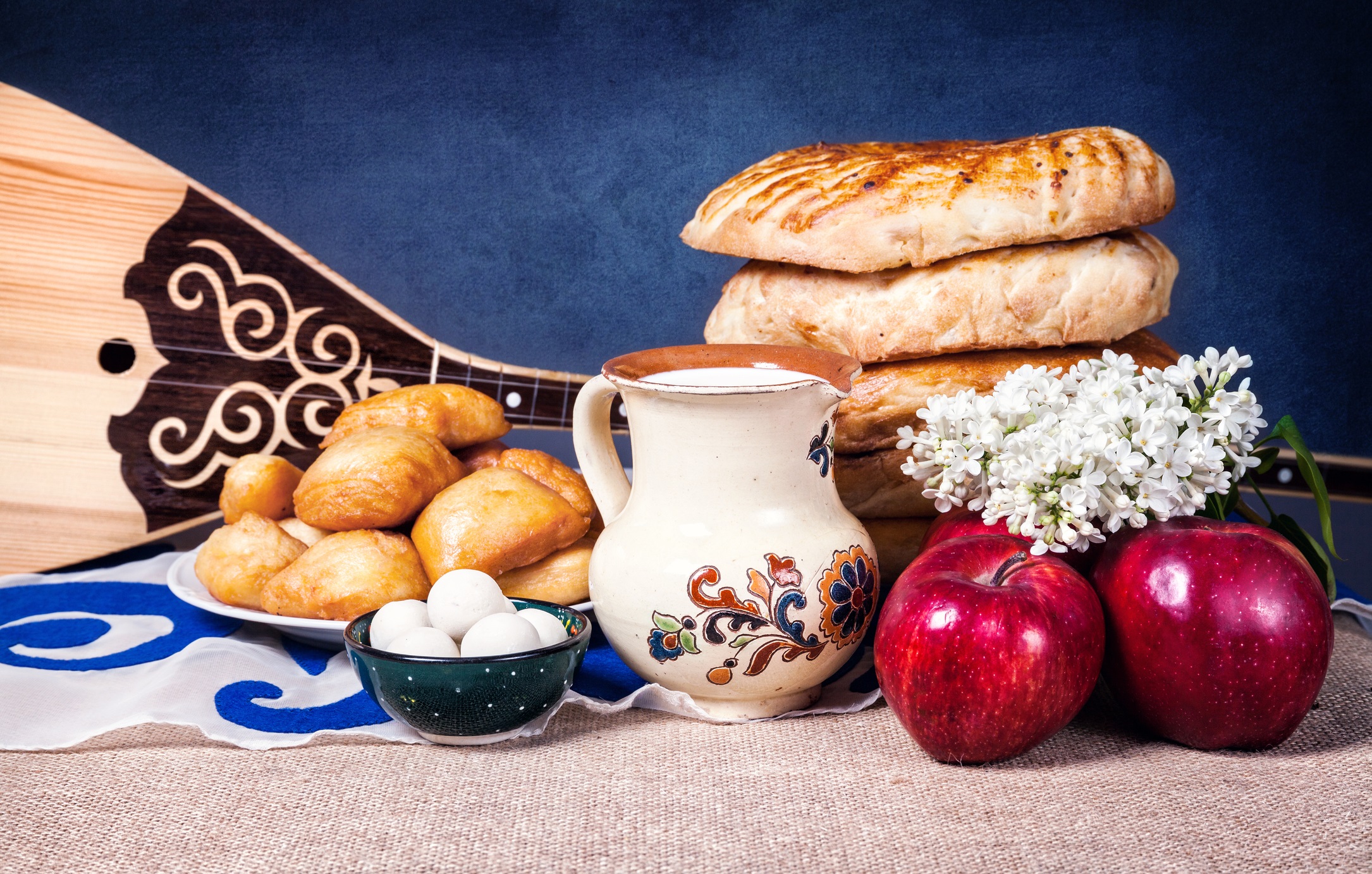 В Киргизстан хората пържат тесто от векове, но не само за да се хранят: хлябът се смята за отдаване на почит и храна за душите на мъртвите. Тихата планинска страна, разположена на запад от Китай, е богата на древни традиции.