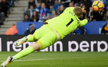 Вратарят на Евертън с неприятно падане на глава