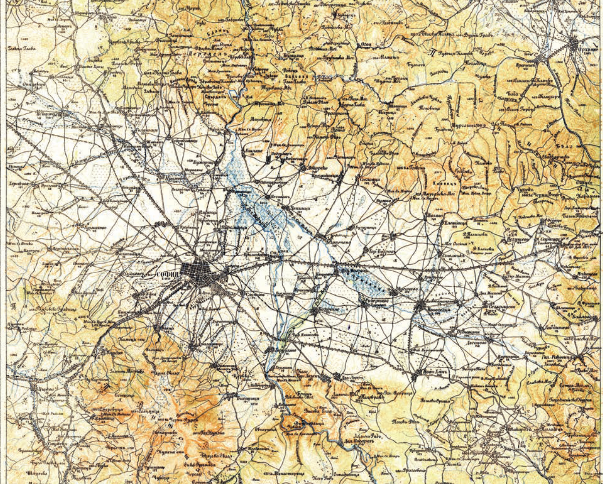 <p>В първите години руските карти са били преиздавани с руските знаци, разграфка, номенклатура и наименования. След 1900 г., новосформираната топографска част към Щаба на Армията (27.12.1891 г.),започва и тяхното преработване и постепенното им преиздаване с българска знакова система, наименования и добавени допълнителни оцветявания за различните картографски елементи от местността.</p>