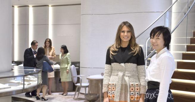 Докато съпругът й играеше голф с японския премиер първата дама