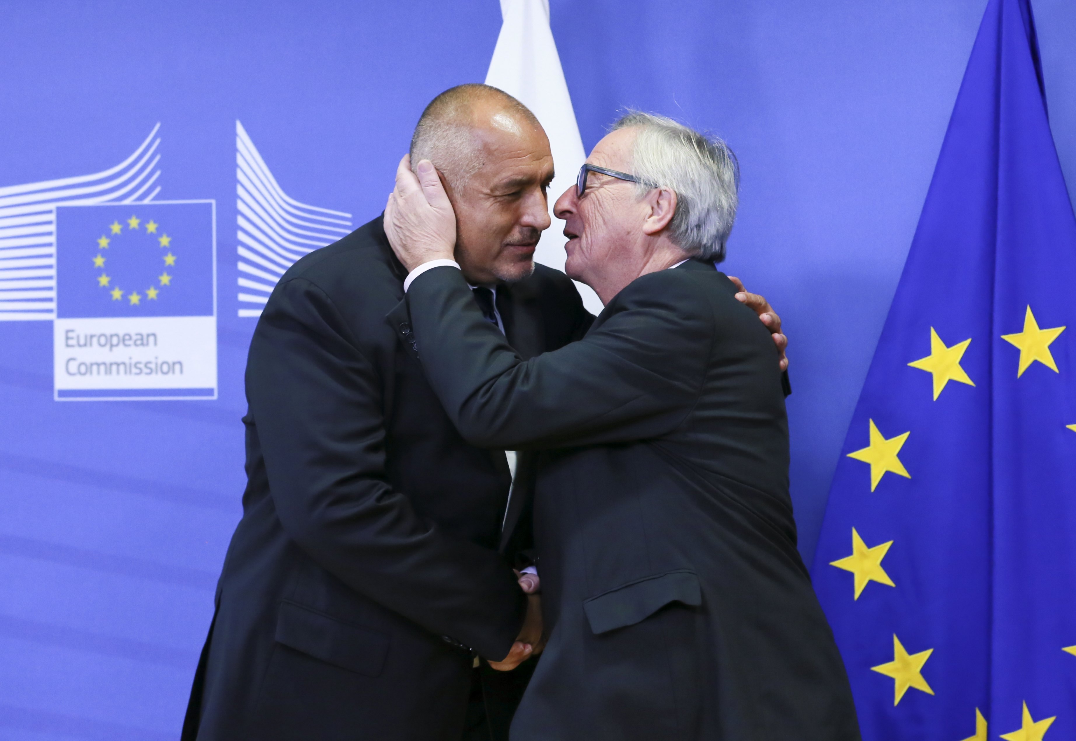 Министър-председателят Бойко Борисов и голяма част от министрите в кабинета му са в Брюксел, за срещи с еврокомисарите от съответните ресори преди Българското председателство на Съвета на Европейския съюз през 2018 г. Премиерът се срещна с председателя на Европейската комисия Жан-Клод Юнкер, като двамата демонстрираха топли чувства един към друг