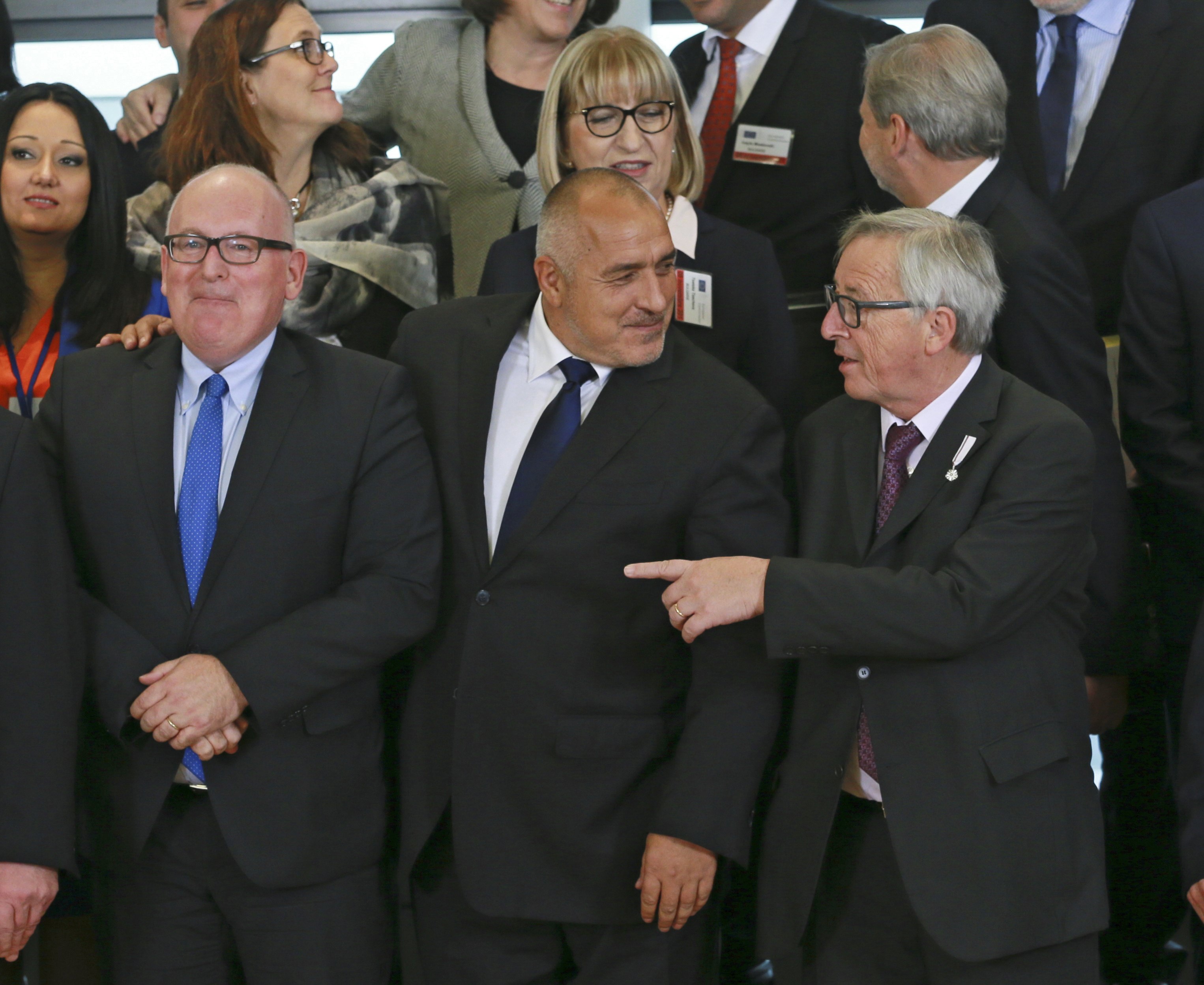Министър-председателят Бойко Борисов и голяма част от министрите в кабинета му са в Брюксел, за срещи с еврокомисарите от съответните ресори преди Българското председателство на Съвета на Европейския съюз през 2018 г. Премиерът се срещна с председателя на Европейската комисия Жан-Клод Юнкер, като двамата демонстрираха топли чувства един към друг