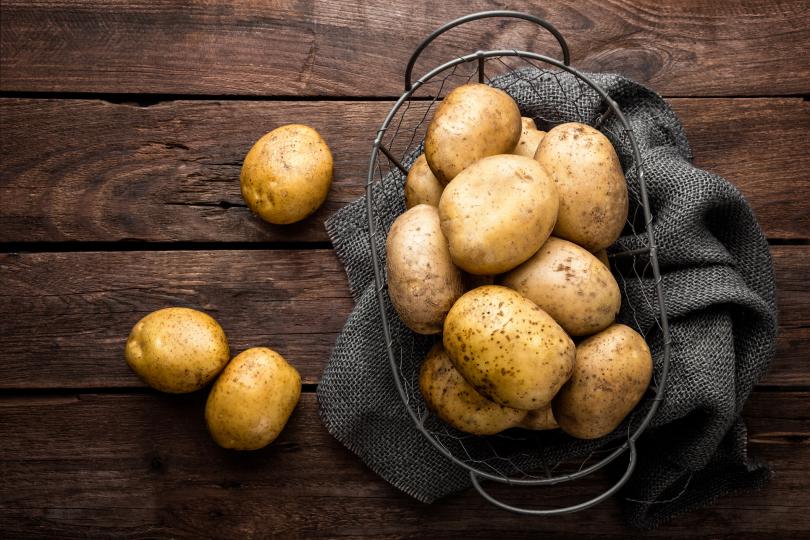 <p><em><strong>Картофи (с кожичката)</strong></em><br />
<br />
Много хора се притесняват, че ако хапват често въглехидратни храни като картофи, ще напълнеят. Картофите обаче са отличен източник на фибри и освен това не съдържат наситени мазнини и трансмазнини.</p>